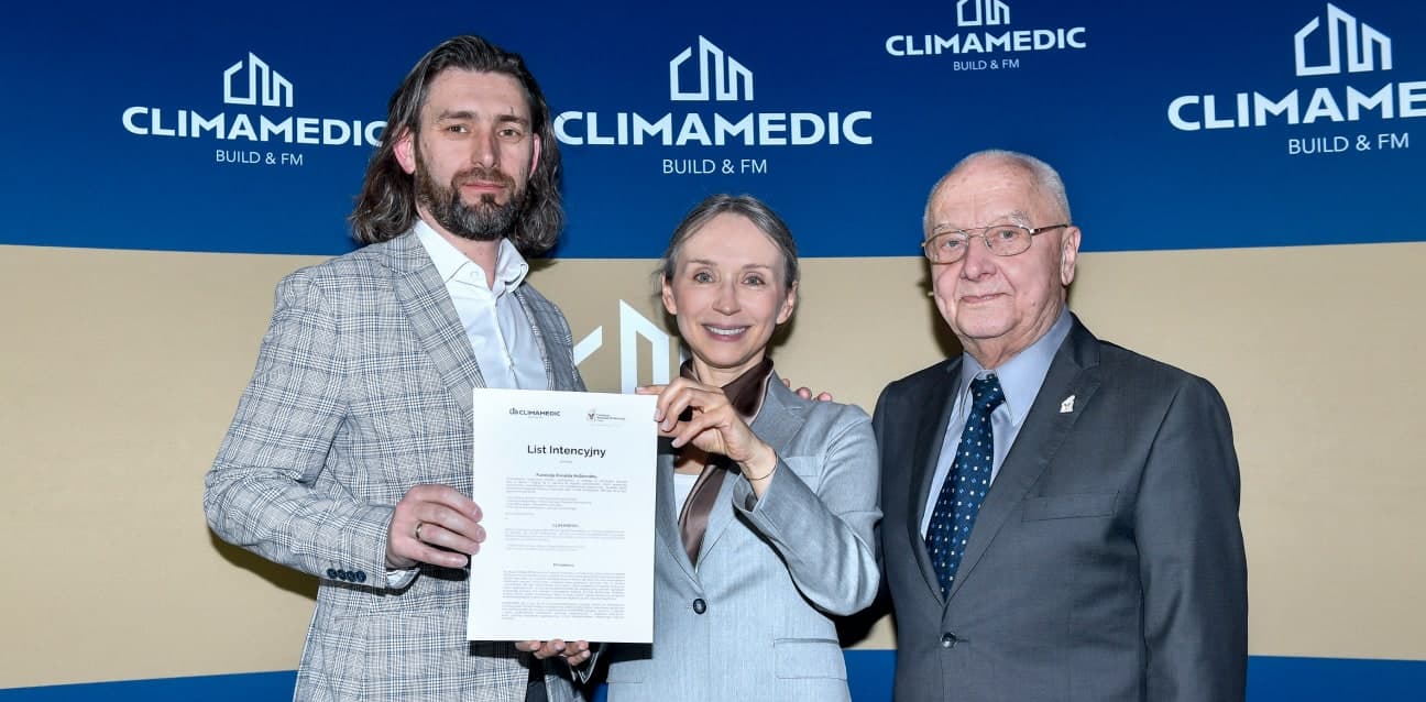 Nasza współpraca z Fundacją Ronalda McDonalda obejmuje kompleksową obsługę techniczną dwóch istniejących Domów Ronalda McDonalda oraz wsparcie przy budowie trzeciego obiektu przy Instytucie Pomnik-Centrum Zdrowia Dziecka w Warszawie. W kwietniu 2025 roku podpisaliśmy List Intencyjny o współpracy, który formalnie potwierdza nasze długoterminowe zaangażowanie w misję Fundacji.